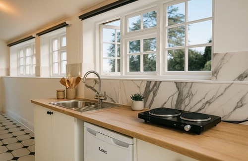 Dunchideock Apartment | Kenn Valley View - Outskirts of Exeter - Free Parking & Wi-Fi