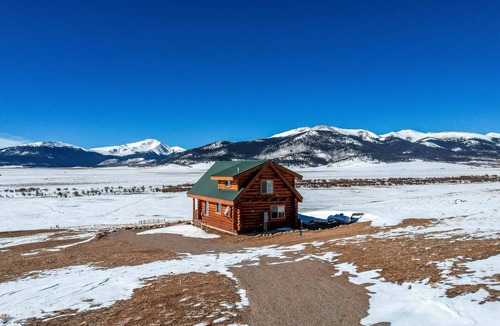 Michigan Hill Cabin | Kenosha Log Cabin with Beautiful Mountain View’s l Hot tub unavailable