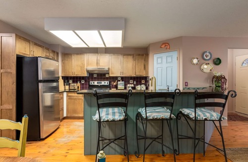 Sunnyside Apartment | Kensington, River Views: Modern Calgary Apartment