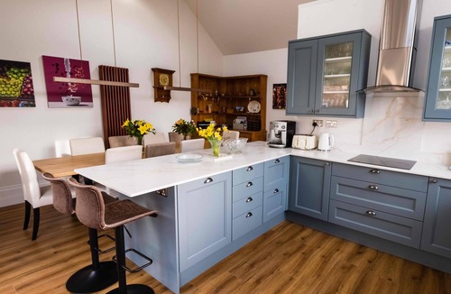 Burmarsh House | Kent Coast 5BR Family Home, Private Garden & Beach Access