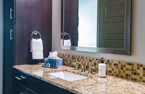 North Burnet Apartment | Kenzie Summer 541 I Modern 1 Bedroom Apartment with Terrace in Domain, North Aus