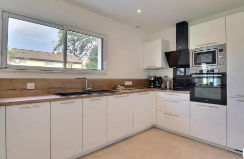 Saint-Aubin-du-Cormier Villa | Ker Phan Cozy urban cottage with hot tub