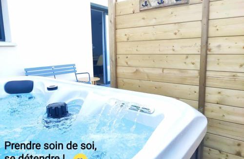 Saint-Aubin-du-Cormier Villa | Ker Phan Cozy urban cottage with hot tub