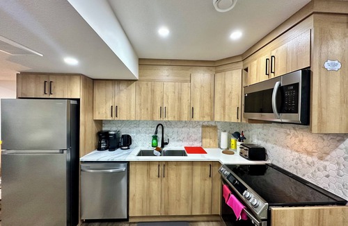 Southwest Edmonton House | Keswick Comfy & Serene Private Retreat | 16 mins to YEG & WEM | 2Beds