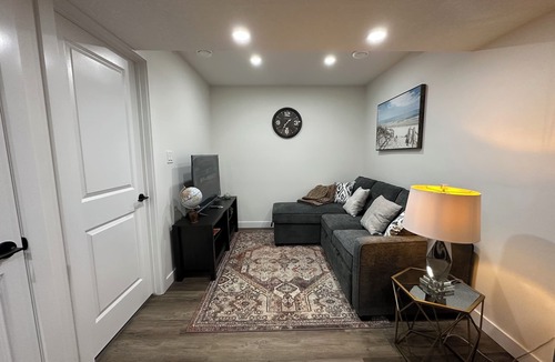 Southwest Edmonton House | Keswick Comfy & Serene Private Retreat | 16 mins to YEG & WEM | 2Beds