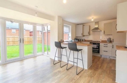 Burton Latimer House | Kettering - House - Stay 8 - Parking - Garden