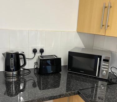 Kettering House | Kettering Service Accomodation 2BRH FreeParking Wifi Smart TV Tea & coffee
