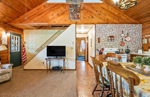 Hammondsport Cottage | Keuka Lakefront | Dock w/Boat Access | Kayak