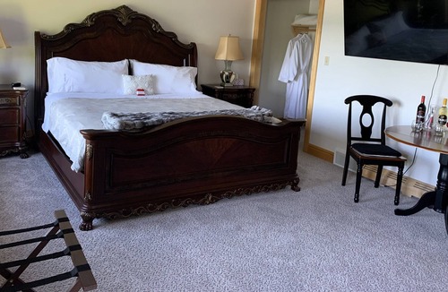 Allouez Resort | Keweenaw Castle Resort: The Balcony Suite on the Shore of Lake Superior