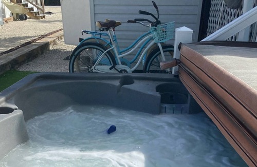 Sexton Cove Estates House | Key Largo Waterfront Cottage* HOT TUB* 40' Dock * BOAT LIFT! JAN-MARCH AV!