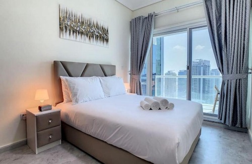 Jumeirah Lake Towers Apartment | Key View - Lake Terrace