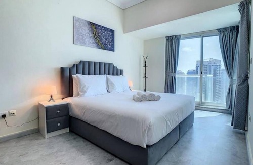 Jumeirah Lake Towers Apartment | Key View - Lake Terrace
