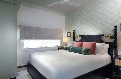 Uptown - Upper Duval Hotel | Key West Beach Stay + Free Breakfast, Pool & Spa