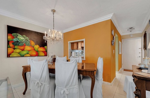 Key Biscayne Condo | Keybiscayne Charmer half a block from private Beach, Restaurants and Boutiques!
