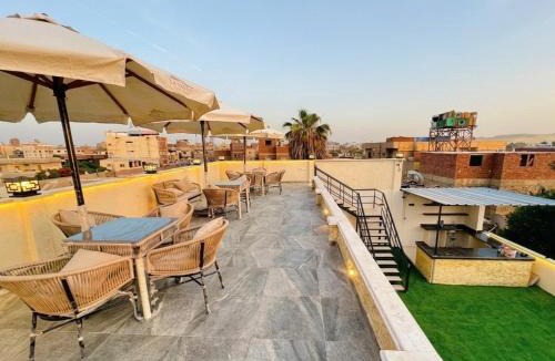 Oula House | khofo pyramids view