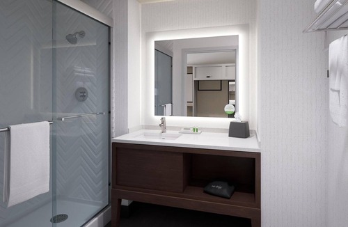 Barstow Hotel | Kick Back After Tanger Mall Shopping in This Inviting Room w/Free Breakfast