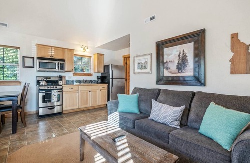 Dover Bay House | Kick back and savor vacation time at "Five O'clock Somewhere"
