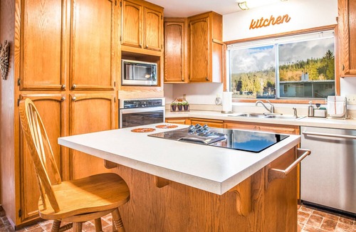 Oak Harbor Cottage | Kick Back & Watch the Day Cruise By at Cornet Bay