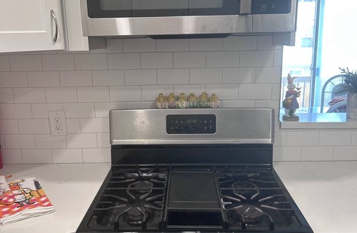 Elizabeth Apartment | Kickback and relax in this beautiful apartment close to all arenas and malls