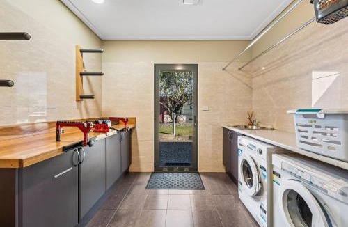 Lake Crackenback House | Kickenback Chalet - 2BR Chalet l Gym l Indoor Pool l Tennis Court l WiFi l Air-Con