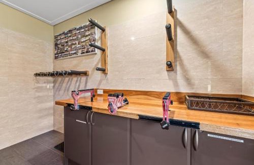 Lake Crackenback House | Kickenback Chalet - 2BR Chalet l Gym l Indoor Pool l Tennis Court l WiFi l Air-Con