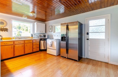 North Chattanooga Condo | Kid-friendly 3bd near downtown w. porch & kitchen