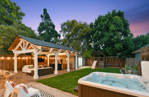 Alameda House | Kid friendly 5br home remodeled kitchen & backyard