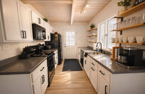 West Dover Cabin | Kid Friendly Cabin, Mount Snow 8 Min, Hot Tub, Game Room, Fire Pit, Dogs Ok