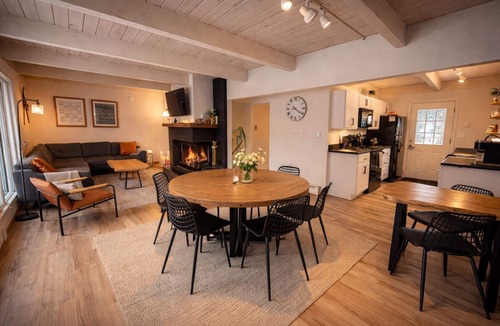 West Dover Cabin | Kid Friendly Cabin, Mount Snow 8 Min, Hot Tub, Game Room, Fire Pit, Dogs Ok