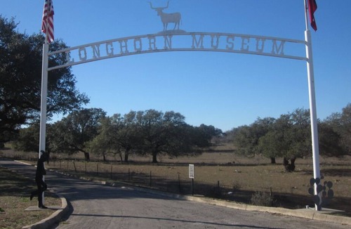 Pleasanton House | Kid-friendly Property Close to Longhorn Museum! w/ Free Parking, Pets Allowed!