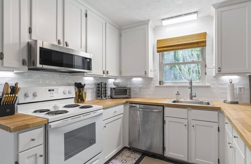 Dadeville Cottage | Kid Friendly! Upgraded Lake Front Cottage at Lake Martin! 35 Minutes to Auburn!