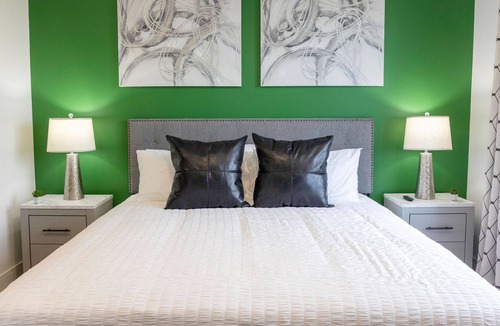 Madison Apartment | Kid & Pet Friendly | Garage | 300 Wi-Fi | Gym