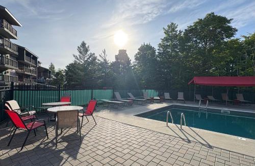 Killington Apartment | Killington resort: Walk to Mountain, Biking & Pool