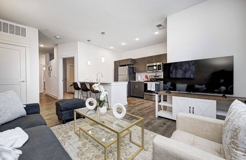 Indianapolis Apartment | KING BED- 1BED/1BATH- *IN THE HEART OF BROAD RIPPLE *
