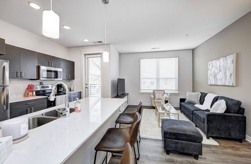 Indianapolis Apartment | KING BED- 1BED/1BATH- *IN THE HEART OF BROAD RIPPLE *