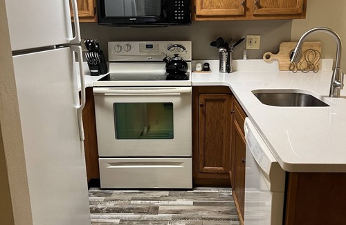 Hidden Valley Condo | King Bed! 2B2B ground level near golf; one floor living, three steps in.
