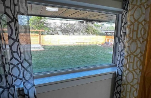Kent Apartment | King bed 2BR house east of downtown Kent