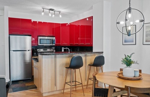 Bankview House | King Bed | 3BD | AC | Mins from Downtown | Garage