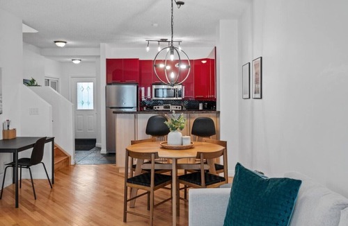 Bankview House | King Bed | 3BD | AC | Mins from Downtown | Garage