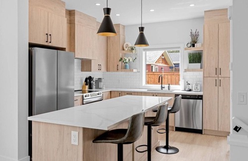 Southwest Calgary Villa | King Bed | 3BR | Ping Pong | Garage| AC | Backyard
