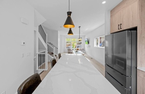 Southwest Calgary Villa | King Bed | 3BR | Ping Pong | Garage| AC | Backyard