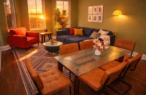 Chicago Apartment | King Bed 6BR Chicago with Pool Table Sleeps 16 Near Humboldt Park