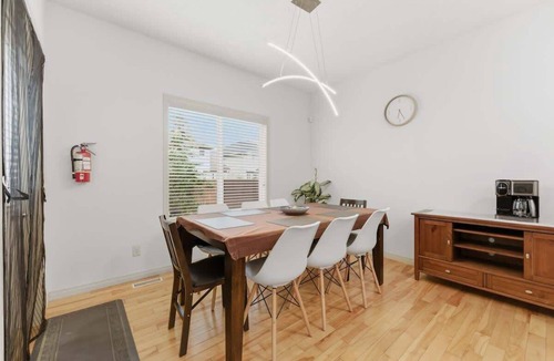 Royal Oak House | King Bed, 75 min Banff, Backyard and Wood Fire BBQ