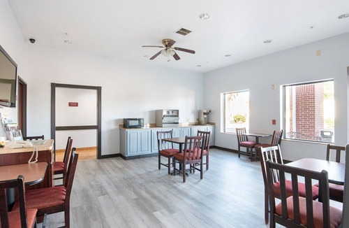 Clute Apartment | King Bed Accessible|Clute TX