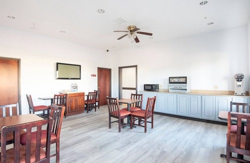 Clute Apartment | King Bed Accessible|Clute TX