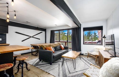 Baldy Mountain Condo | King Bed and Bunks/Office. Free Bus to Town/Skiing. Sweet View!