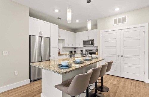 Southeast Orlando Apartment | King Bed Apt Pets allowed Top Amenities Near Parks