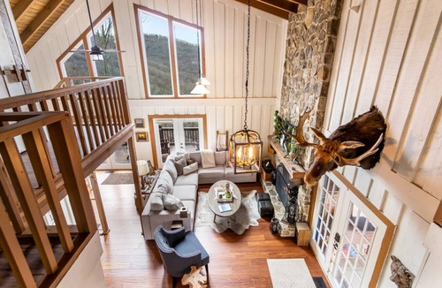 Tate Cabin | King Bed, Arcade, Hot Tub, Amazing Views