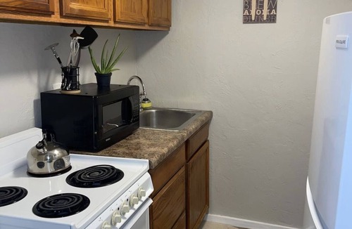 Swissvale Apartment | King Bed + Balcony in Swissvale- Neicy’s Nest-B