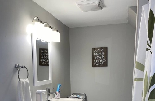 Swissvale Apartment | King Bed + Balcony in Swissvale- Neicy’s Nest-B
